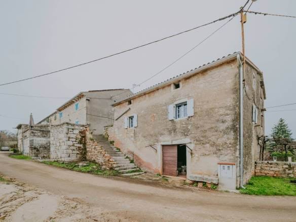 poreč okolica djelomično renovirana kamena kuća u nizu sa puno potencijala