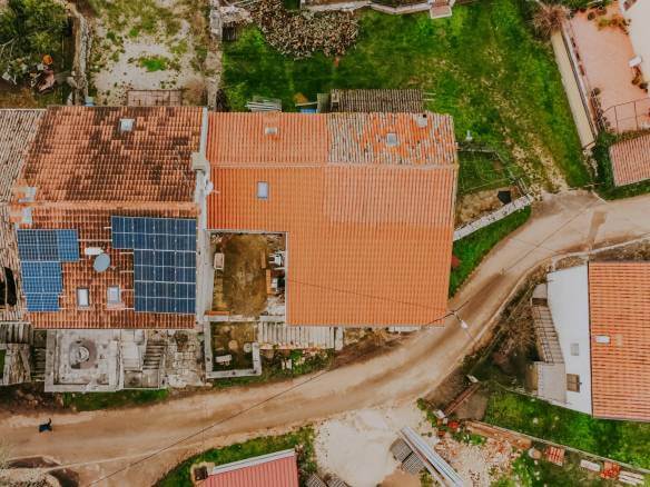 poreč okolica djelomično renovirana kamena kuća u nizu sa puno potencijala