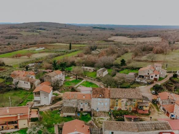 poreč okolica djelomično renovirana kamena kuća u nizu sa puno potencijala