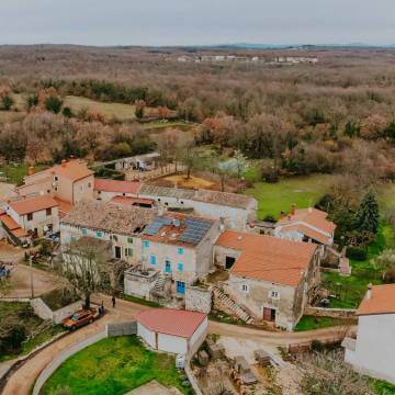 poreč okolica djelomično renovirana kamena kuća u nizu sa puno potencijala
