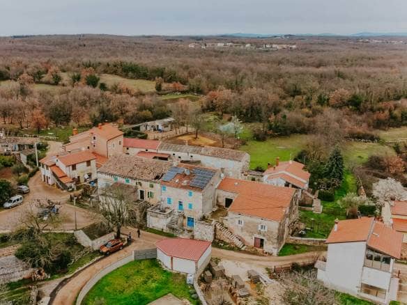 Umgebung von Porec, teilweise renoviertes Reihenhaus aus Stein mit viel Potenzial