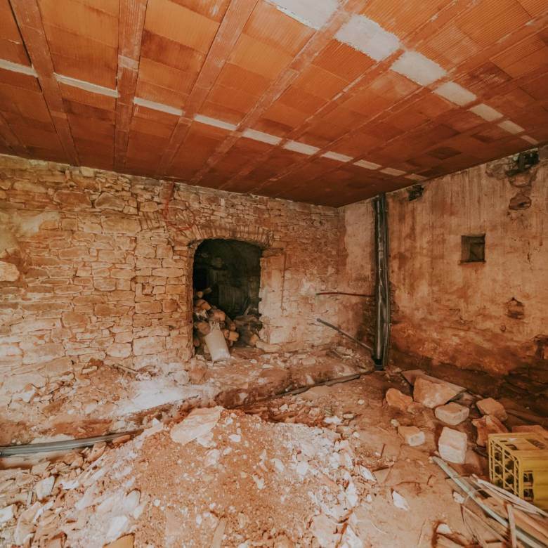 poreč okolica djelomično renovirana kamena kuća u nizu sa puno potencijala