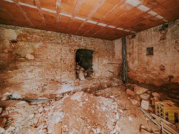 poreč okolica djelomično renovirana kamena kuća u nizu sa puno potencijala