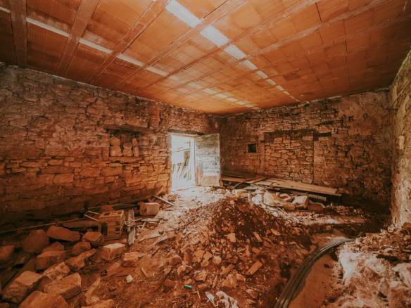 poreč okolica djelomično renovirana kamena kuća u nizu sa puno potencijala