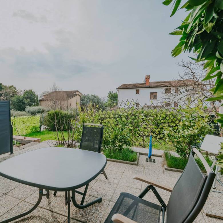 umag valica renovated apartment on the ground floor with a garden