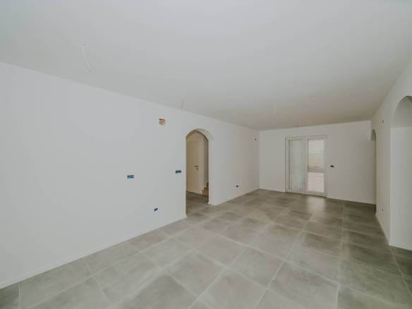 kastel hiša v novogradnji z bazenom in pogledom na morje