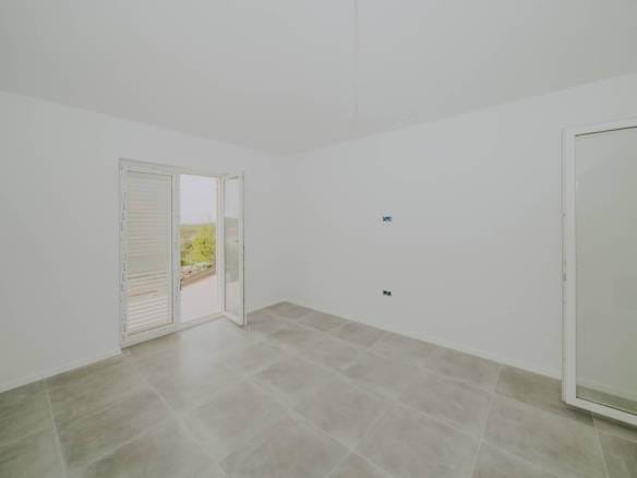 kastel hiša v novogradnji z bazenom in pogledom na morje