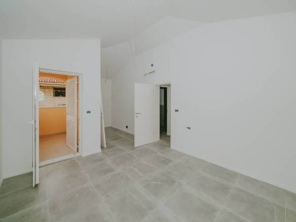 kastel hiša v novogradnji z bazenom in pogledom na morje