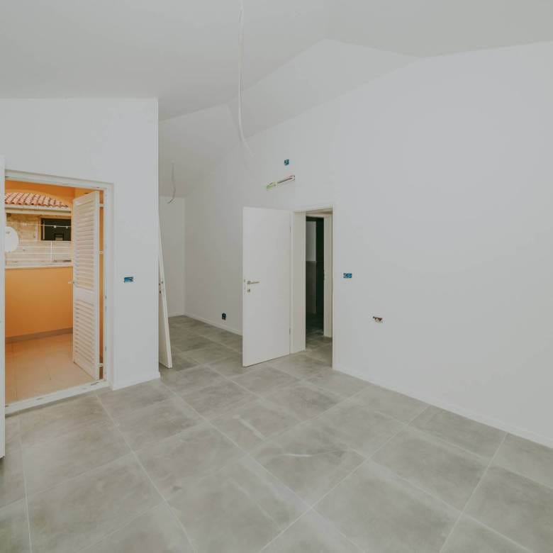 kastel hiša v novogradnji z bazenom in pogledom na morje