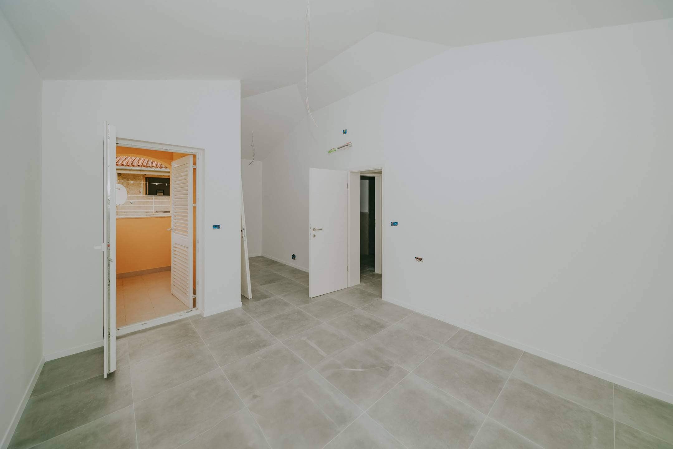 kaštel kuća u novogradnji sa bazenom i pogledom na more