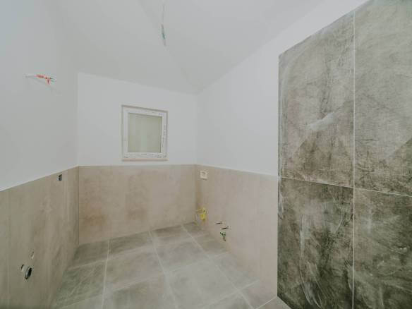 kastel hiša v novogradnji z bazenom in pogledom na morje