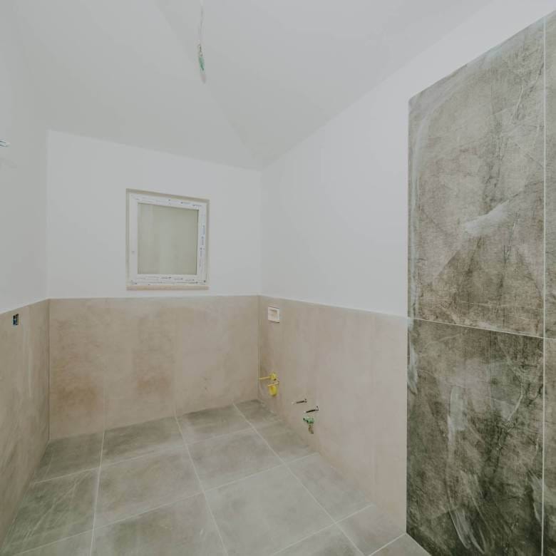 kastel hiša v novogradnji z bazenom in pogledom na morje