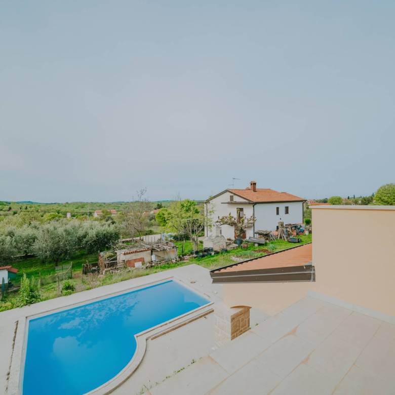 kastel hiša v novogradnji z bazenom in pogledom na morje