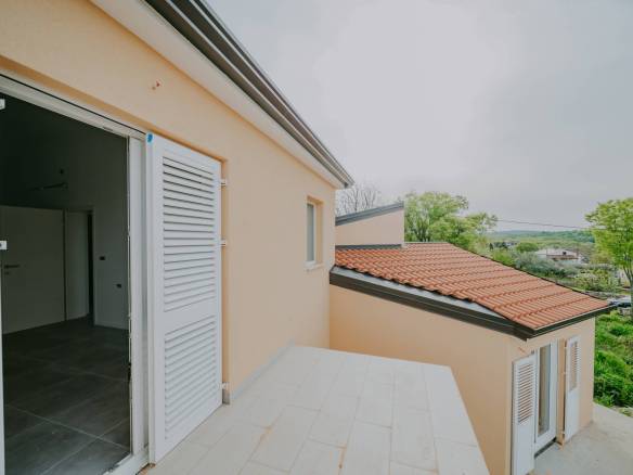 kastel hiša v novogradnji z bazenom in pogledom na morje