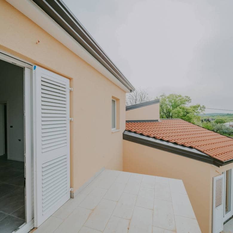 kaštel kuća u novogradnji sa bazenom i pogledom na more