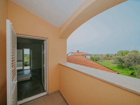 kaštel kuća u novogradnji sa bazenom i pogledom na more