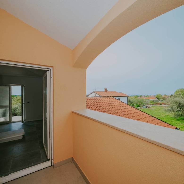 kastel hiša v novogradnji z bazenom in pogledom na morje