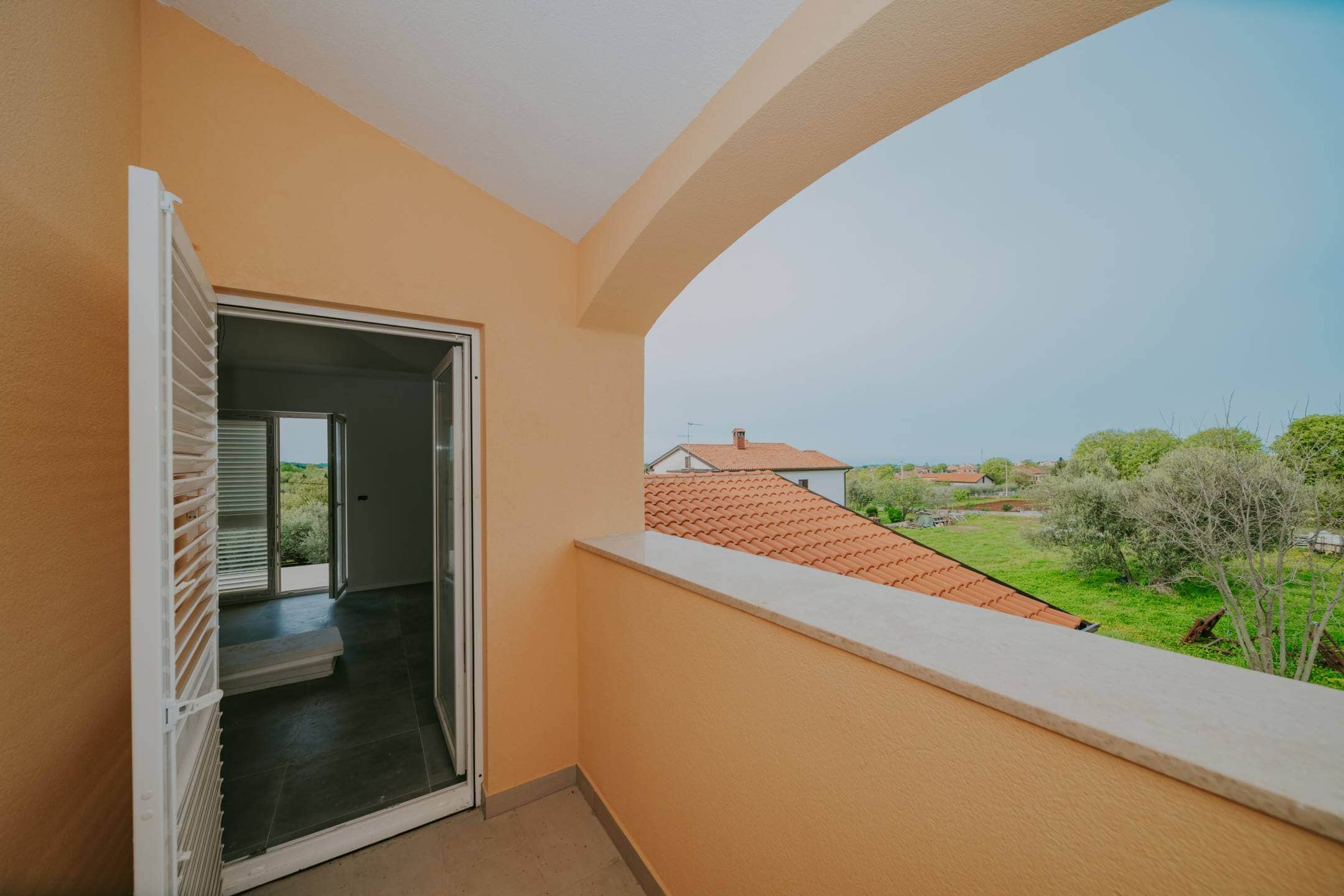 kaštel kuća u novogradnji sa bazenom i pogledom na more