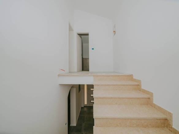 kastel hiša v novogradnji z bazenom in pogledom na morje