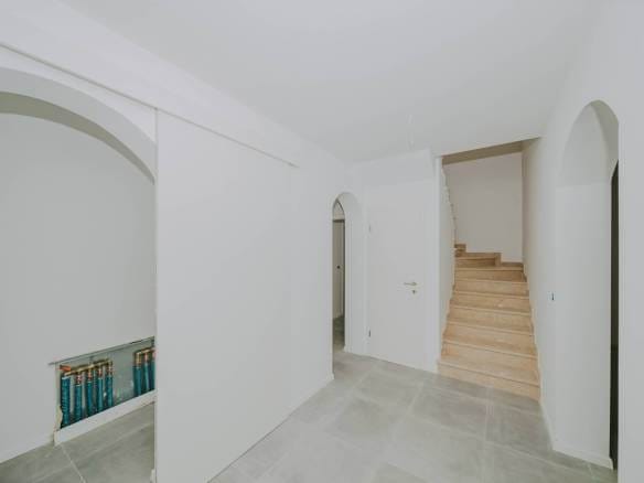 kastel hiša v novogradnji z bazenom in pogledom na morje