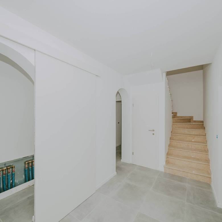 kastel hiša v novogradnji z bazenom in pogledom na morje