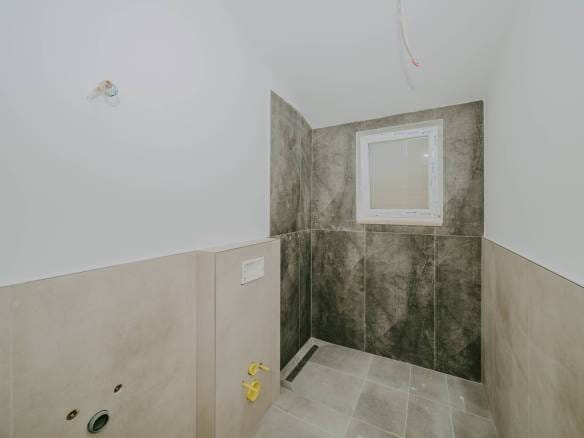 kastel hiša v novogradnji z bazenom in pogledom na morje