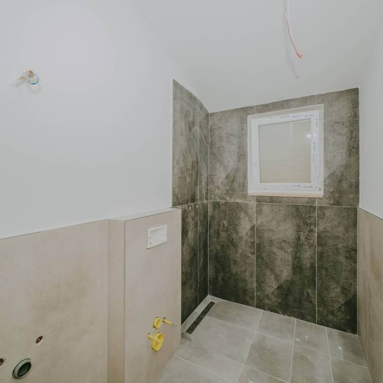 kastel hiša v novogradnji z bazenom in pogledom na morje