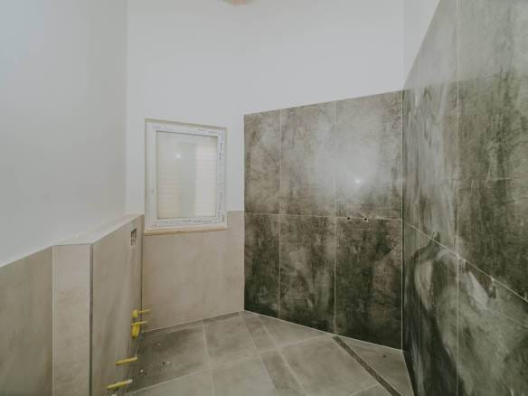 kastel hiša v novogradnji z bazenom in pogledom na morje