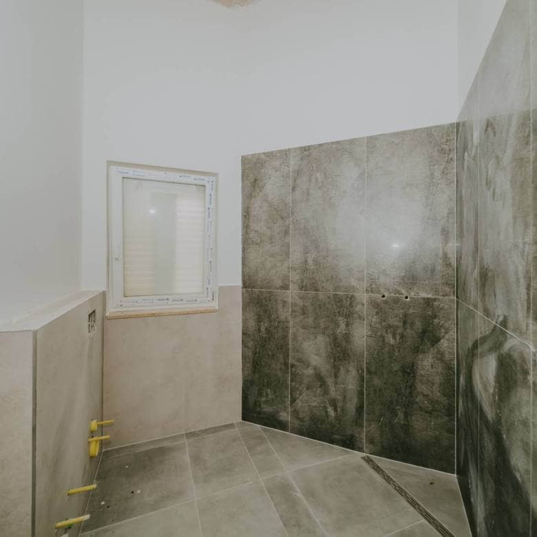 kaštel kuća u novogradnji sa bazenom i pogledom na more