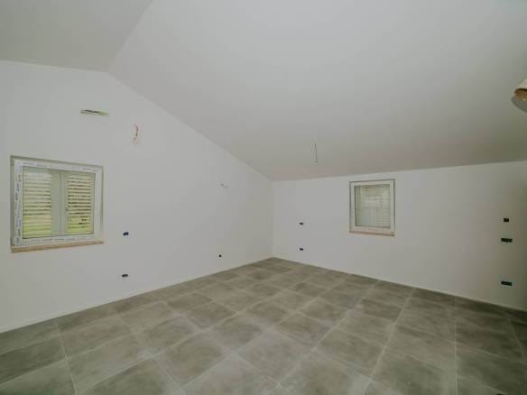 kastel hiša v novogradnji z bazenom in pogledom na morje