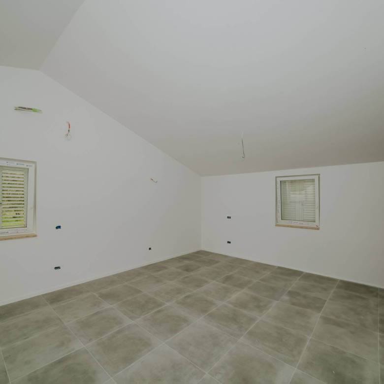 kastel hiša v novogradnji z bazenom in pogledom na morje