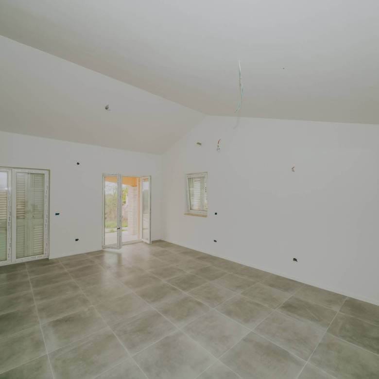 kastel hiša v novogradnji z bazenom in pogledom na morje