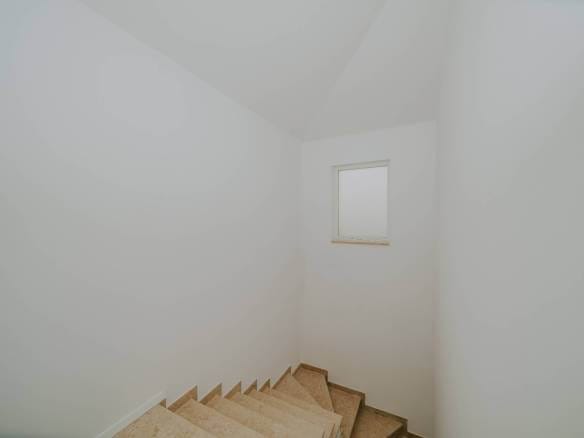 kastel hiša v novogradnji z bazenom in pogledom na morje