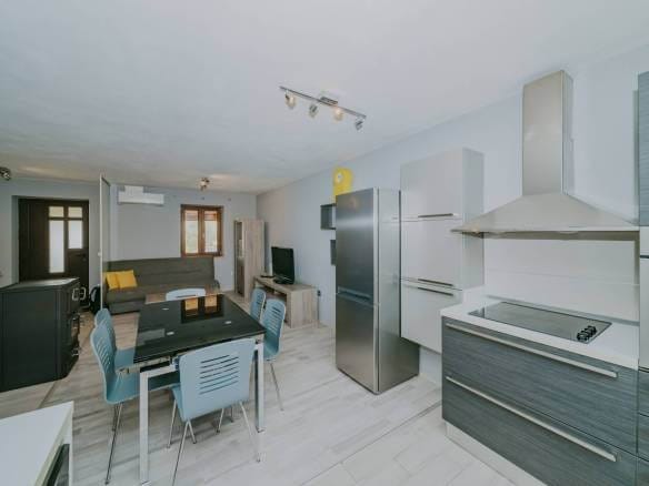 окрестности Буе отремонтированный истрийский дом в тихом месте