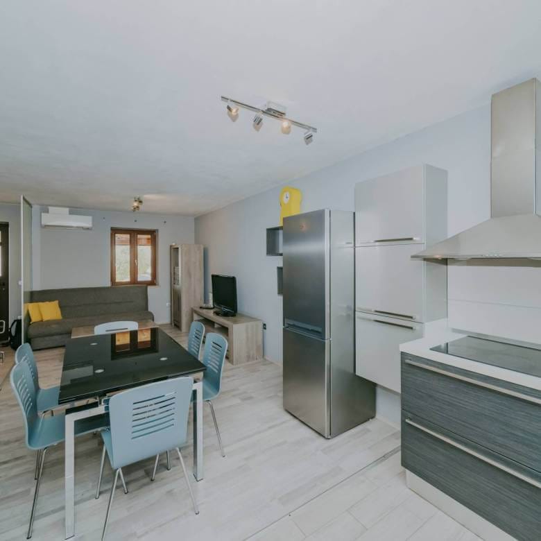 окрестности Буе отремонтированный истрийский дом в тихом месте