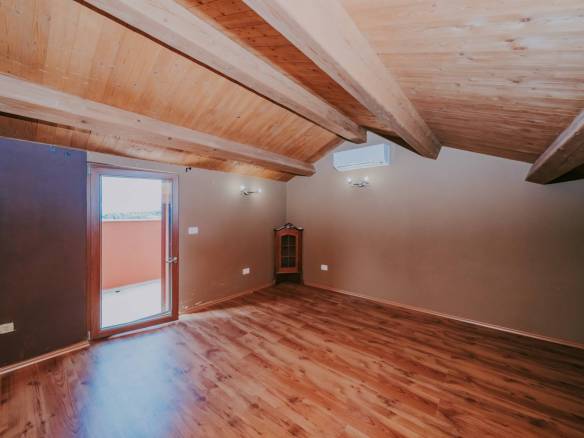 окрестности Буе отремонтированный истрийский дом в тихом месте