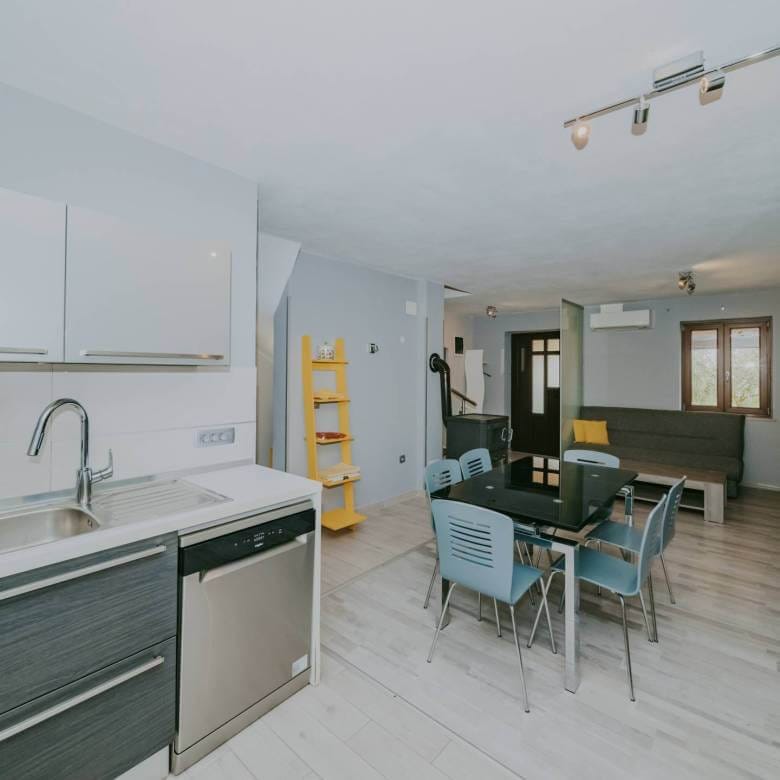 окрестности Буе отремонтированный истрийский дом в тихом месте