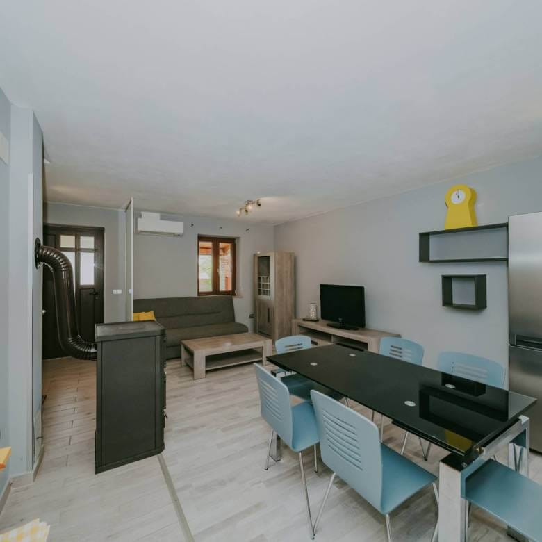 окрестности Буе отремонтированный истрийский дом в тихом месте