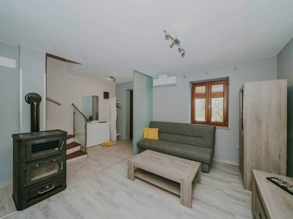 окрестности Буе отремонтированный истрийский дом в тихом месте