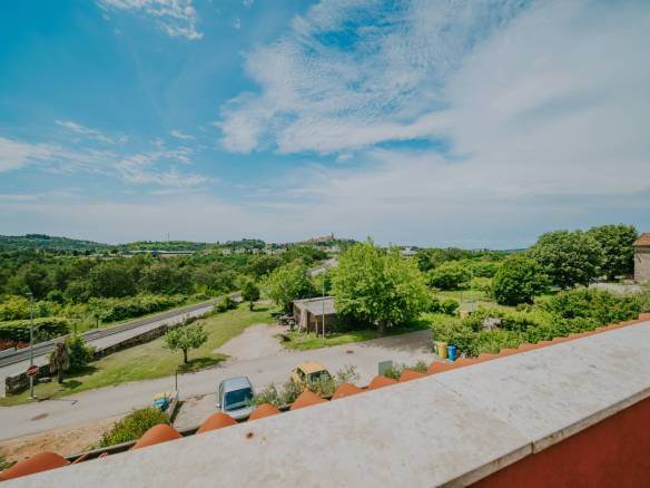 окрестности Буе отремонтированный истрийский дом в тихом месте