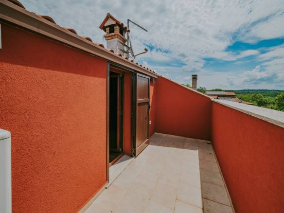 окрестности Буе отремонтированный истрийский дом в тихом месте