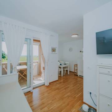 karigador ekskluzivno lepo opremljeno stanovanje prva vrsta do morja