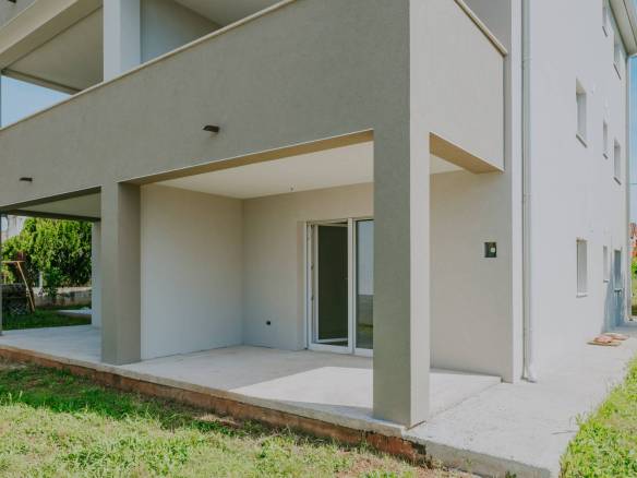 umag murine stan u prizemlju sa vrtom u novogradnji