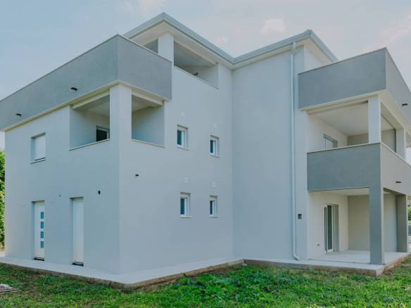 umag murine novi stan u prizemlju sa velikom okućnicom