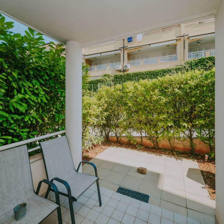 Замбратия квартира в первом ряду от моря на первом этаже с садом