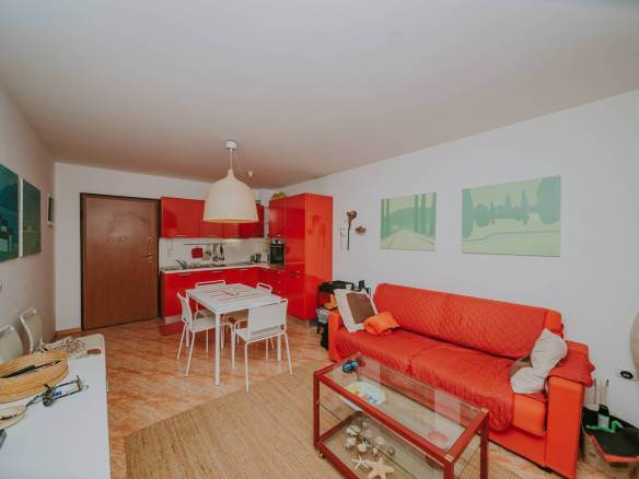 Замбратия квартира в первом ряду от моря на первом этаже с садом