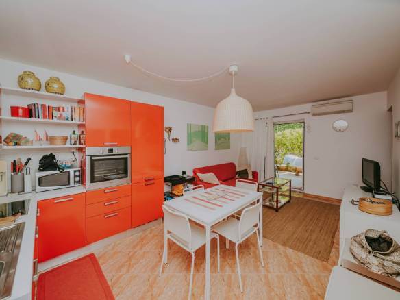 zambratija apartma prva vrsta do morja v pritličju z vrtom