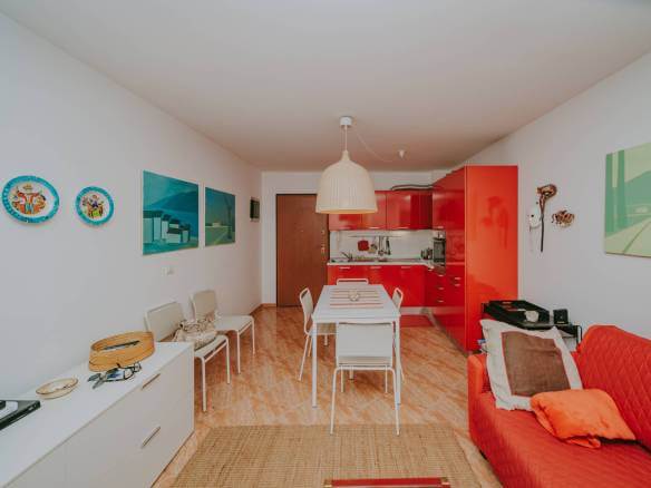 Замбратия квартира в первом ряду от моря на первом этаже с садом