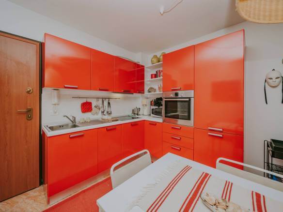 Замбратия квартира в первом ряду от моря на первом этаже с садом