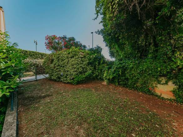 Замбратия квартира в первом ряду от моря на первом этаже с садом